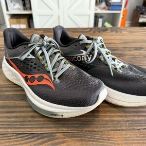 Saucony Ride 17 Men's Black and Red Athletic Shoes